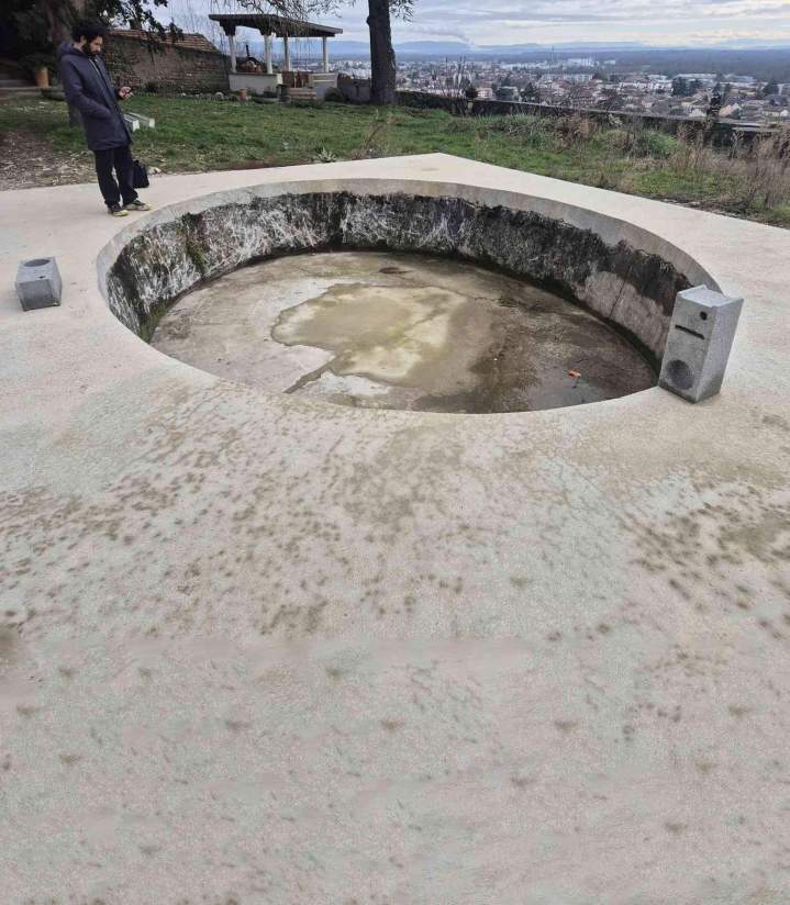 Transformation d'une fontaine en piscine avant