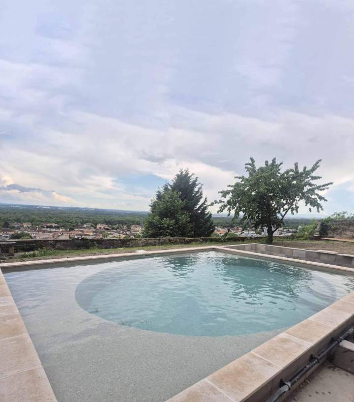 Transformation d'une fontaine en piscine après